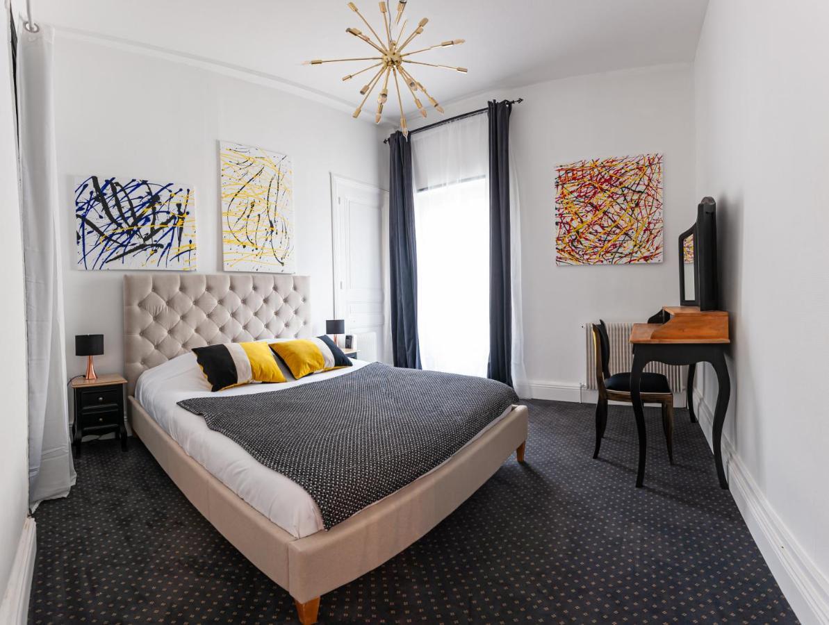 Chateau Des Ayes - Chambres & Suites Saint-Étienne-de-Saint-Geoirs Esterno foto