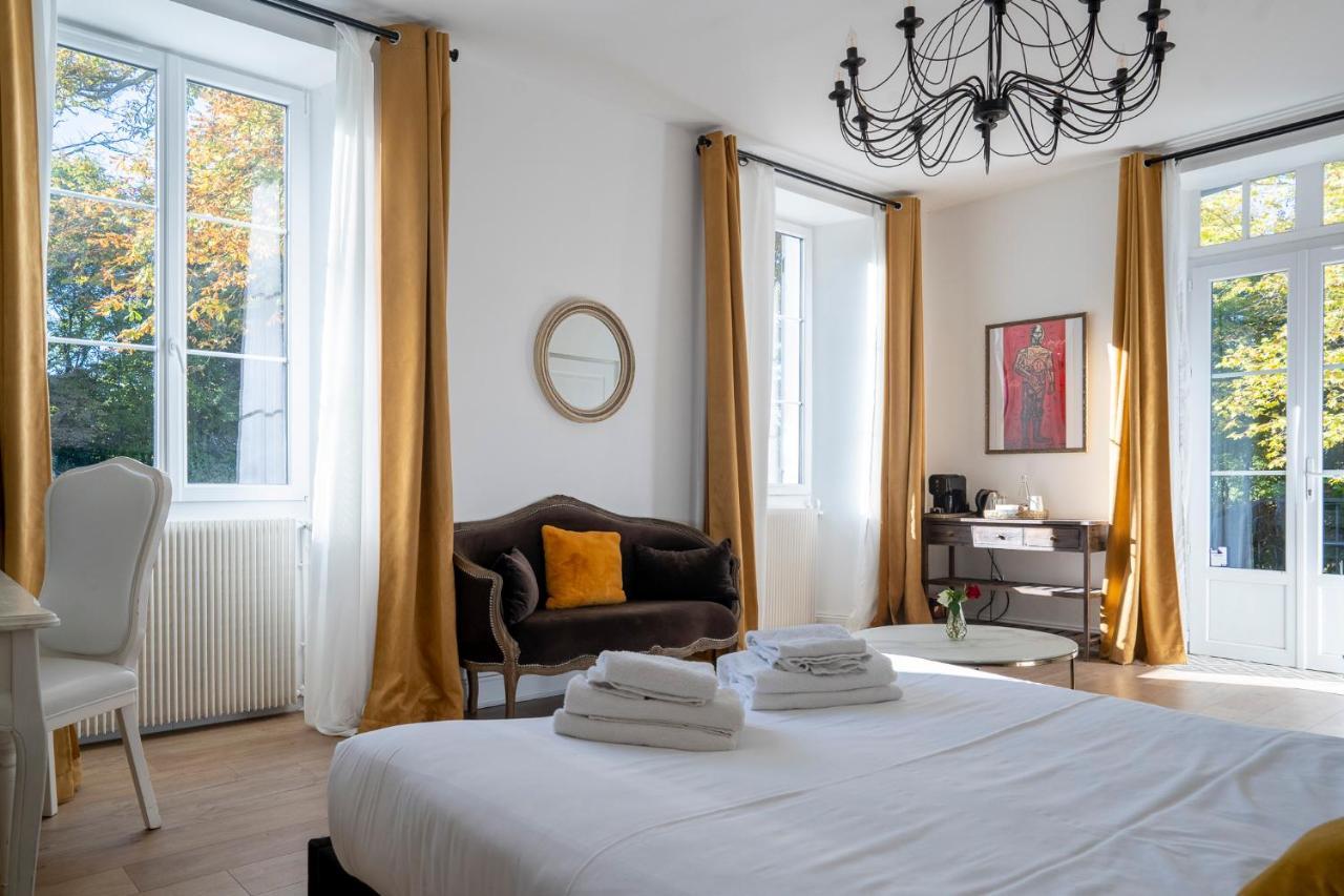 Chateau Des Ayes - Chambres & Suites Saint-Étienne-de-Saint-Geoirs Esterno foto